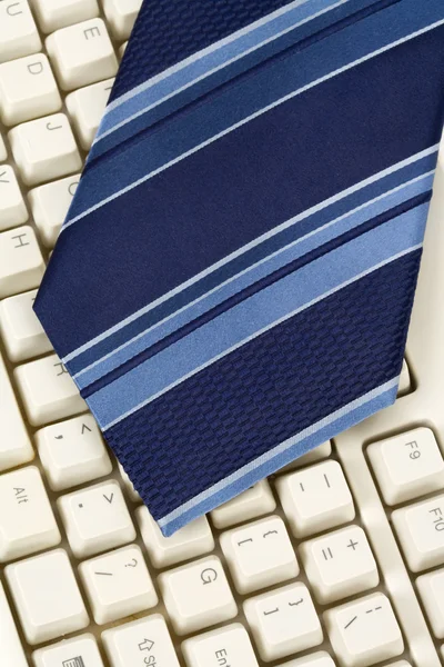 Μπλε γραβάτα και πληκτρολόγιο — Φωτογραφία Αρχείου