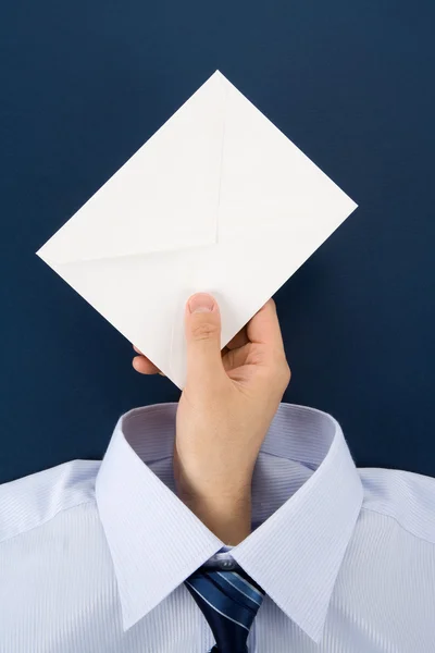 Mão segurando um envelope — Fotografia de Stock