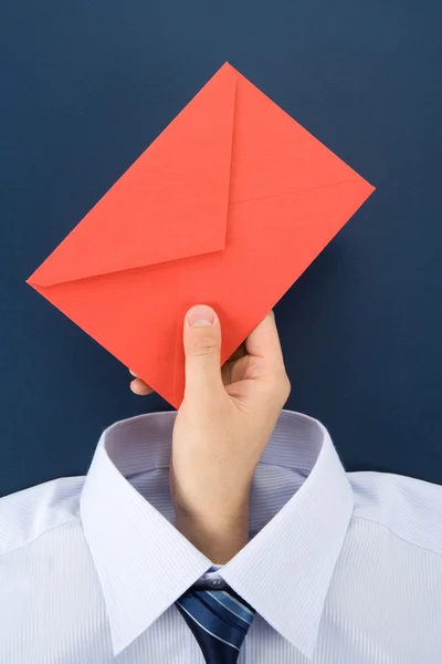 Mão segurando um envelope vermelho — Fotografia de Stock