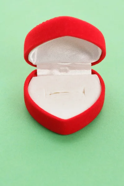 Caja de joyas en forma de corazón rojo — Foto de Stock