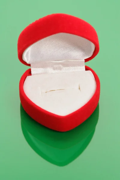 赤いハート形の宝石箱 — ストック写真