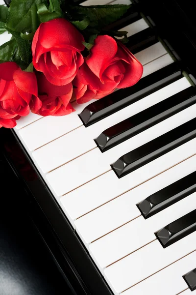 Llave de piano y rosa — Foto de Stock