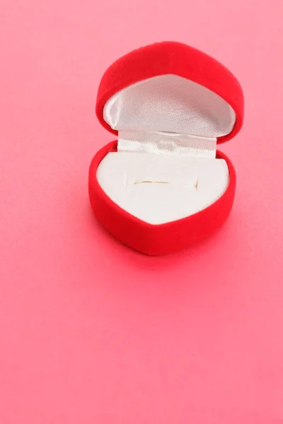 Boîte à bijoux en forme de coeur rouge — Photo