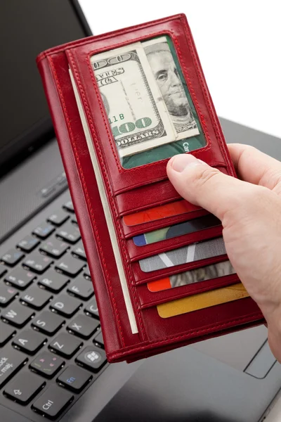 Červená peněženka a klávesnice — Stock fotografie