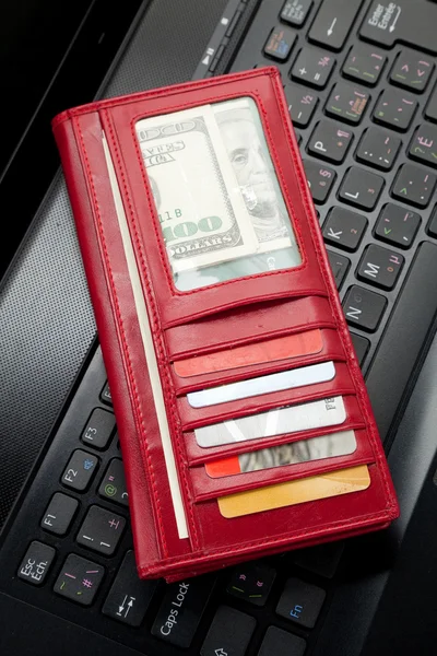 Червоний гаманець і клавіатура — стокове фото