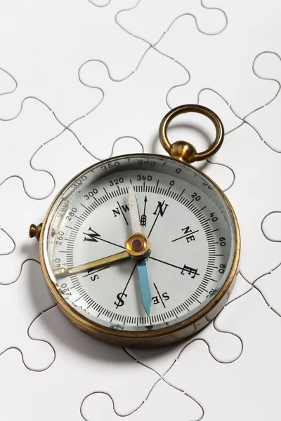 Kompas en puzzel — Stockfoto