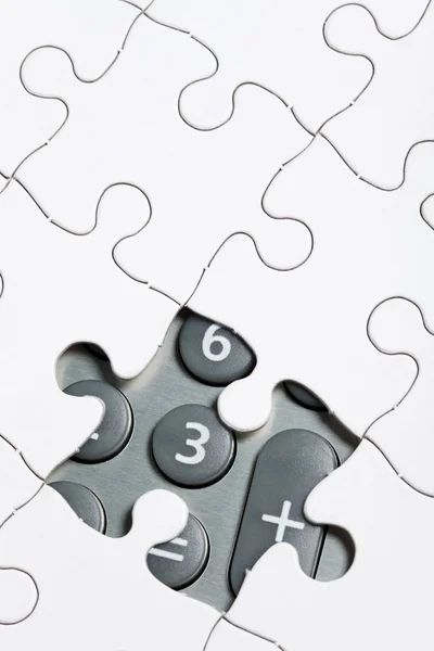 Калькулятор и головоломка — стоковое фото