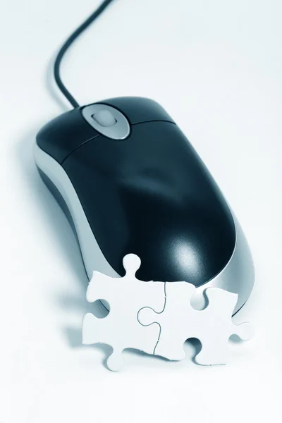Myszy komputerowej i puzzle — Zdjęcie stockowe