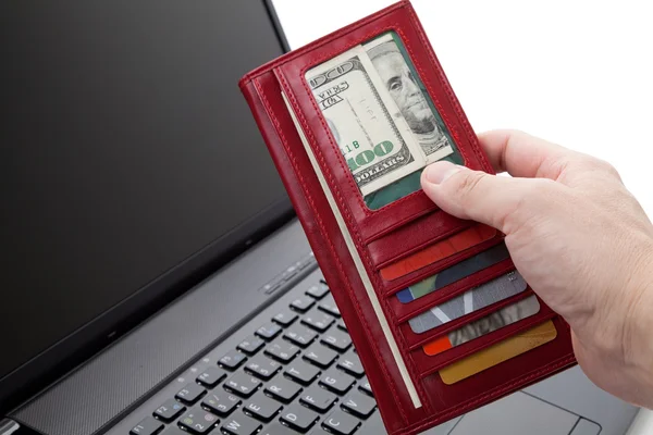 Kırmızı cüzdan ve klavye — Stok fotoğraf