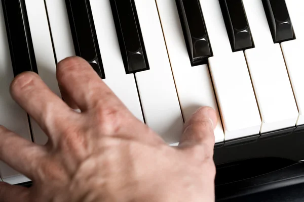 Afspelen van een piano — Stockfoto