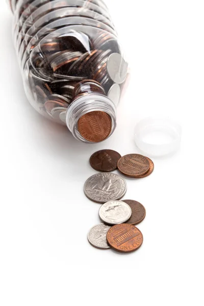 Plastová láhev a mince — Stock fotografie