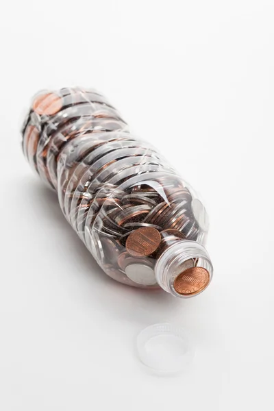 Plastic fles en munten — Stockfoto
