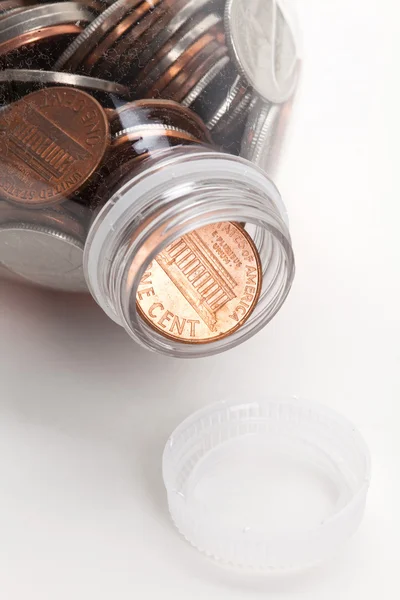 Пластиковая бутылка и монеты — стоковое фото