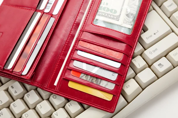 Carteira vermelha e teclado — Fotografia de Stock