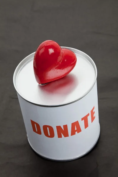 기부금 상자와 레드 하트 — 스톡 사진