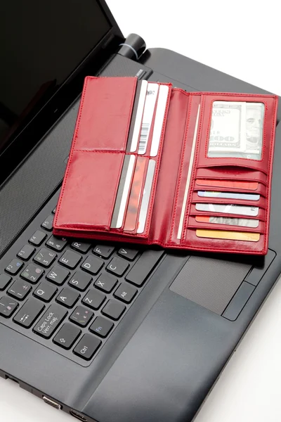 Röd plånbok och tangentbord — Stockfoto