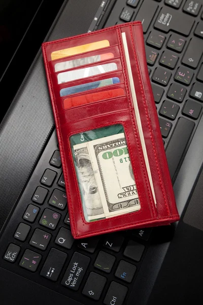 Κόκκινο πορτοφόλι και πληκτρολόγιο — Φωτογραφία Αρχείου