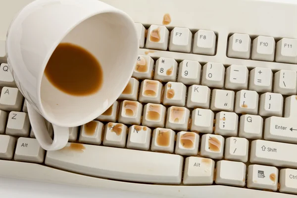 Café e teclado do computador danificado — Fotografia de Stock