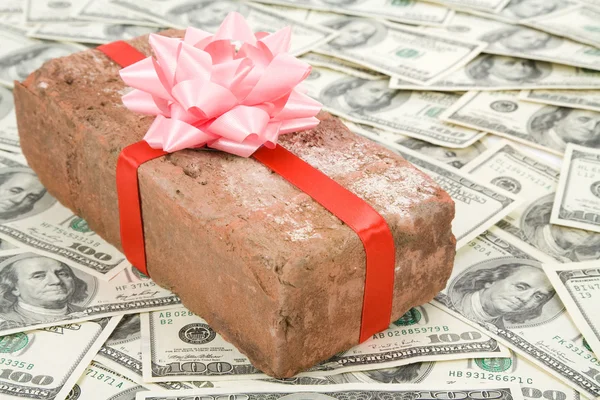 Prank geschenk en dollars — Stockfoto