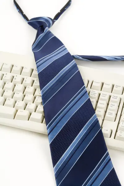 Kék nyakkendő és a billentyűzet — Stock Fotó