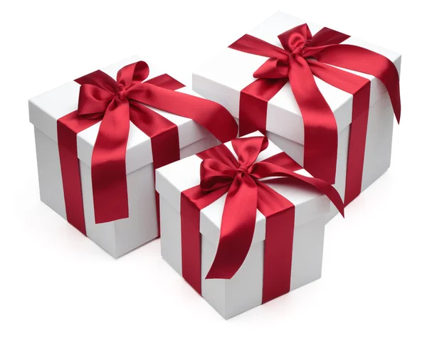 Cajas de regalo con lazos y cintas rojas . — Foto de Stock