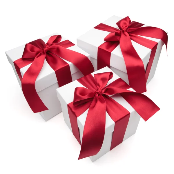 Cajas de regalo con lazos y cintas rojas . — Foto de Stock