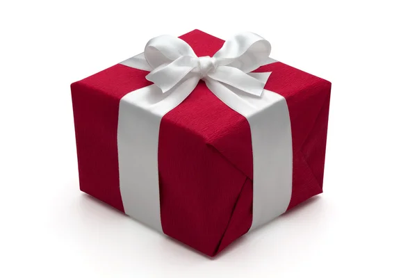 Κόκκινο κουτί δώρου με λευκή κορδέλα. — Φωτογραφία Αρχείου
