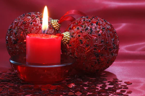 Kerze und Weihnachtskugeln. — Stockfoto