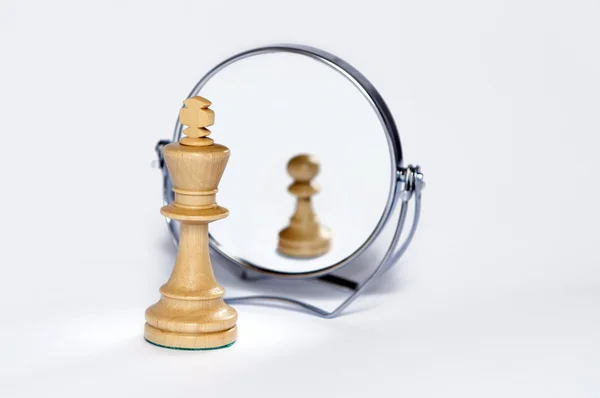 Šachový král, šachový pěšec, kontrast, reflexe, — Stock fotografie
