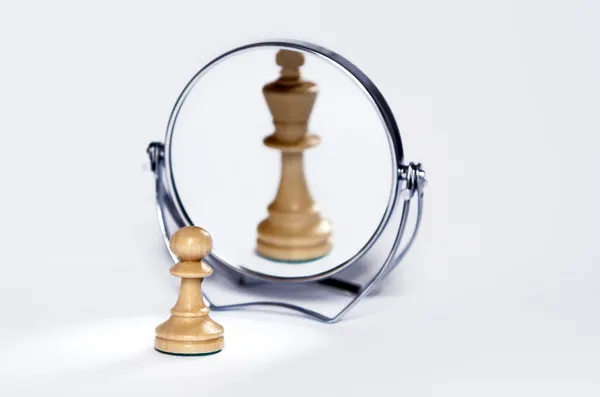 Chess pawn, chess king in mirror reflrction — Stock Photo, Image