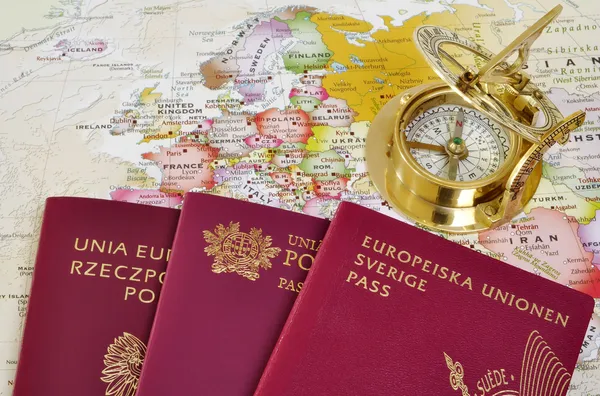 Passeports de l'UE sur une carte — Photo