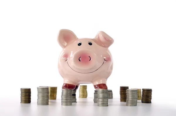 Piggy banks permanent op munten — Stockfoto
