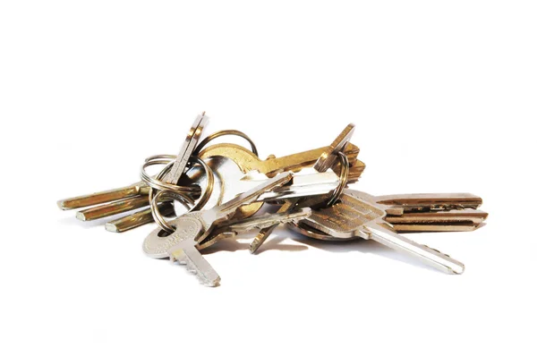 Conjunção com um conjunto de chaves em um fundo branco — Fotografia de Stock