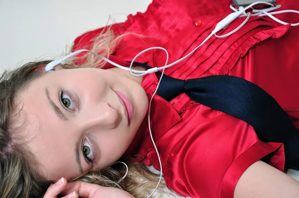 Attractive girl enjoying music (laying). — Stock Photo, Image