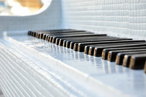 Piano com chaves de pedra — Fotografia de Stock
