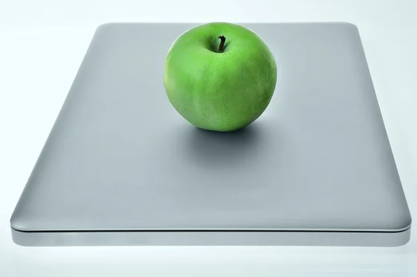 Laptop - maçã — Fotografia de Stock
