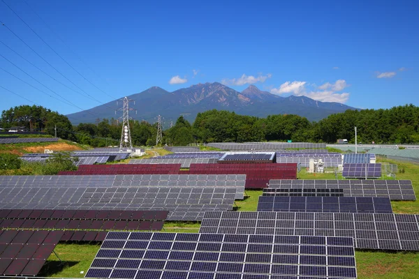 Planta fotovoltaica y montaña —  Fotos de Stock