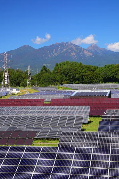 Fotovoltaické elektrárny a horských — Stock fotografie