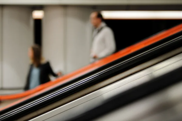Flytta ner på en rulltrappa — Stockfoto