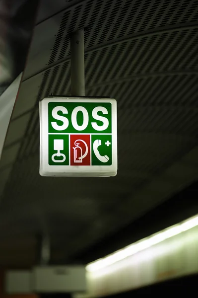 Sos znak na stacji kolejowej — Zdjęcie stockowe