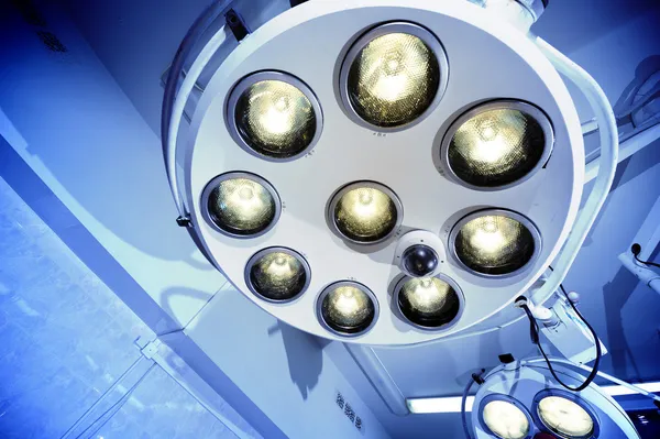 Lámparas quirúrgicas en el quirófano — Foto de Stock
