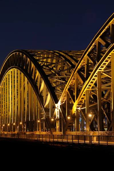Прогулка по ночному мосту — стоковое фото