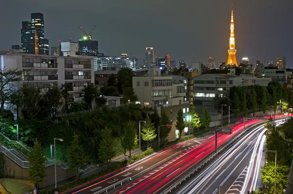 Stad Nachtscène met auto beweging verlichting — Stockfoto