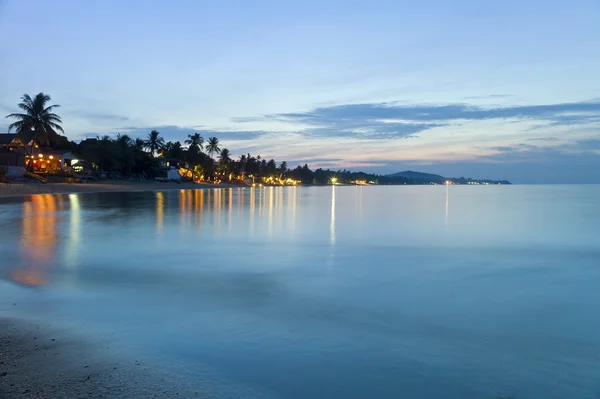 Красивый пляж ночью — стоковое фото