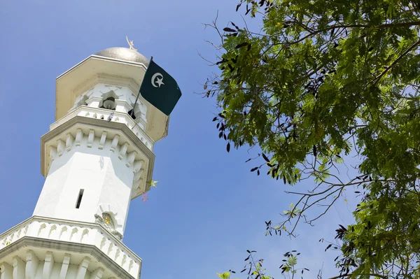 Minare İslam bayrağı ile — Stok fotoğraf