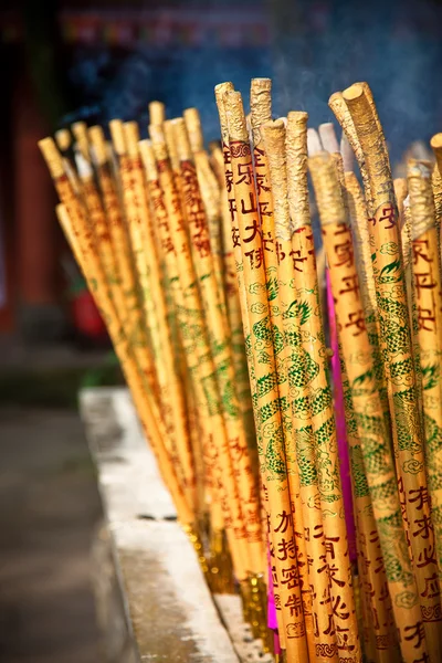 Gouden wierook stokjes in chinese tempel — Stockfoto