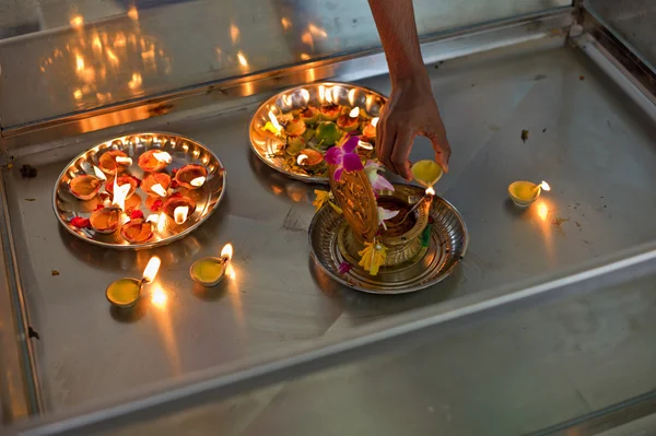 Offre de bougies sur un temple hindou — Photo