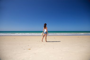 Zahara kumsalda yürüyen yan kadın