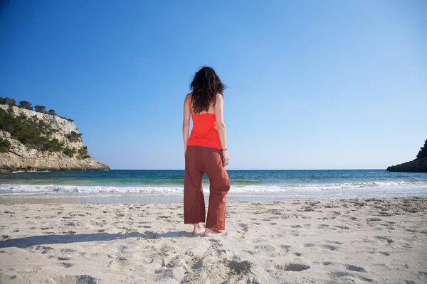 Tillbaka röda kvinna beach — Stockfoto