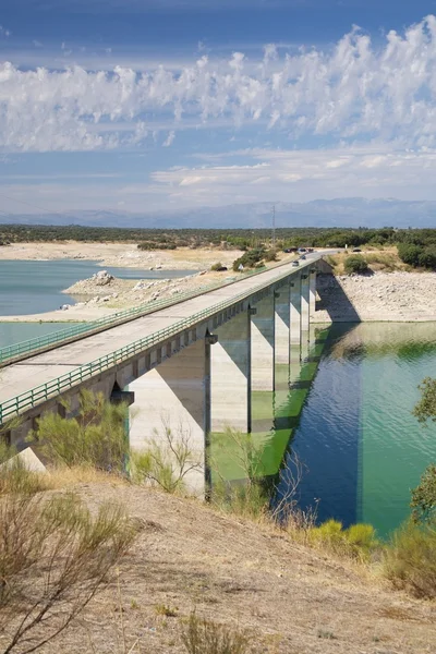 Brug over valdecanas reservoir — Stockfoto
